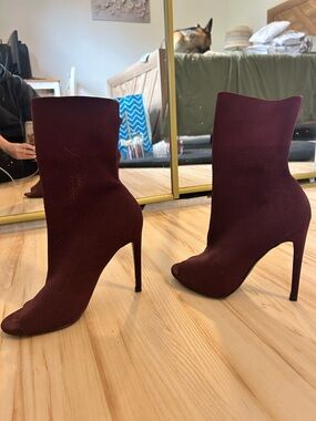 EUC amazing deep plum mesh Steve Madden heeled booties